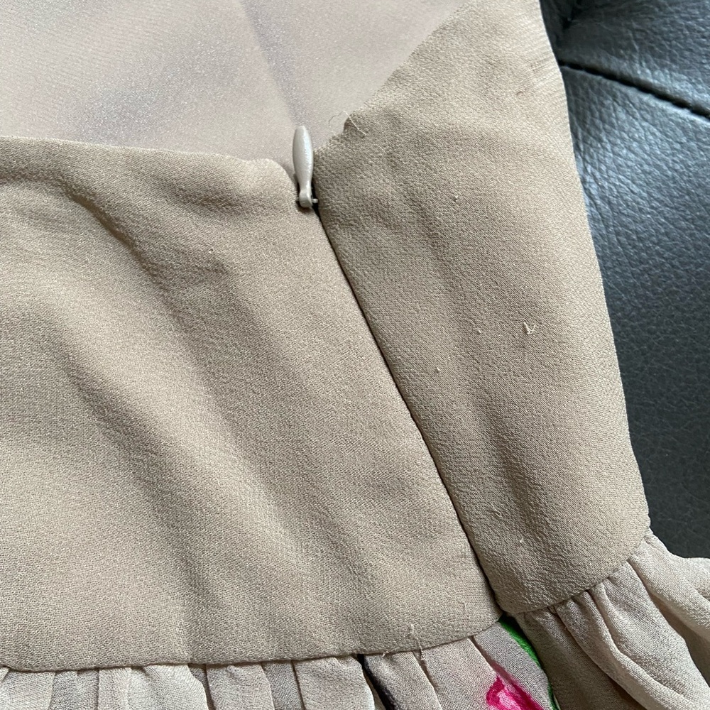 BCBG MAXAZRIA skirt size 4 
Used in good condition 
See pictures for details - Picture 4 of 10
